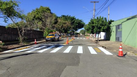 Ruas onde há praças no Remanso Campineiro recebem reforço na sinalização de solo