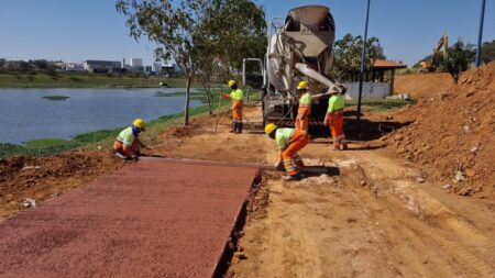 Trecho de ciclovia implantada na Estrada Municipal Sabina Baptista ganha concreto vermelho