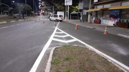 Continua o mutirão de reforço da sinalização de solo na Av. Olívio Franceschini