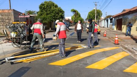 Prefeitura realiza etapa do mutirão de reforço e implantação da sinalização de solo no Pq. dos Pinheiros