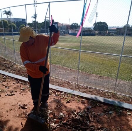 Mutirão de limpeza é realizado em praças esportivas de Hortolândia