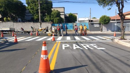 Ruas residenciais no Jd. Paulistinha recebem reforço e implantação de sinalização de solo