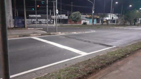Sinalização de solo na Av. Olívio Franceschini utiliza tinta especial