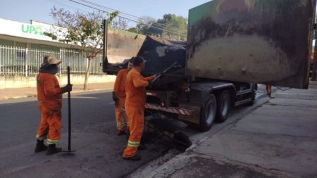 Operação Tapa-Buraco é realizada no entorno da UPA do Jardim Nova Hortolândia