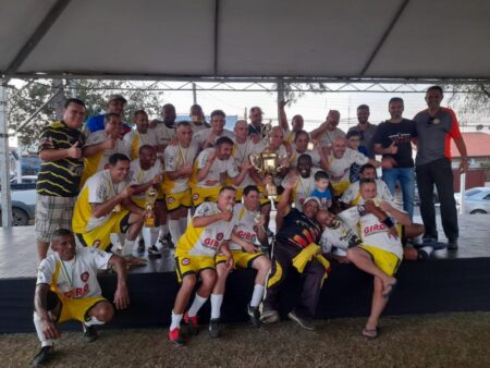 C.V.A conquista troféu do campeonato amador de futebol da categoria Super Master