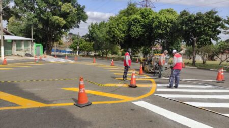 Prefeitura inicia semana com readequação viária com sinalizaçao de solo em via próxima à EMS
