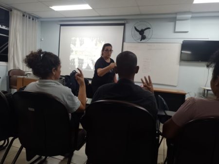 Aprendizes de Libras dizem porque fazem formação gratuita promovida pela Prefeitura