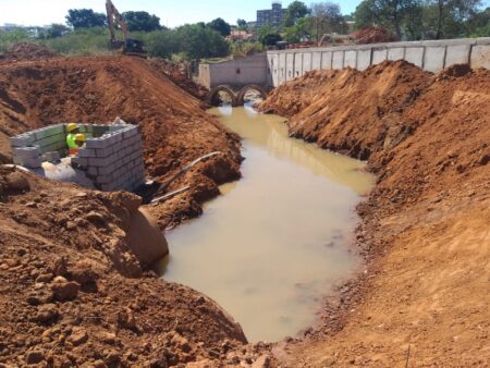 Após colocação de aduelas, Prefeitura inicia construção de muros alas em obra no Ribeirão Jacuba