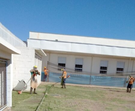 Unidades de saúde nos Jardins Rosolém e Novo Ângulo recebem etapa do mutirão de poda do mato