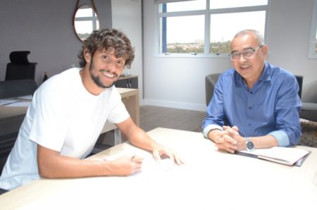 Prefeitura e jogador Gustavo Scarpa assinam termo de doação para construir pista de skate em Hortolândia