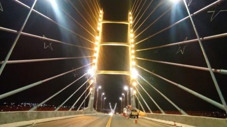 Com iluminação especial, neste início de mês, Ponte da Esperança indica apoio de Hortolândia à campanha “Agosto Dourado”