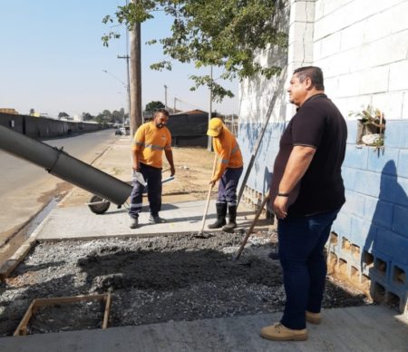 Pq. Perón recebe nova calçada em trecho de avenida próximo ao presídio