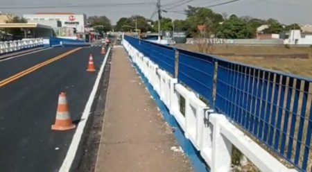 Prefeitura instala guarda-corpo e intensifica concretagem de calçada na Ponte do Morete