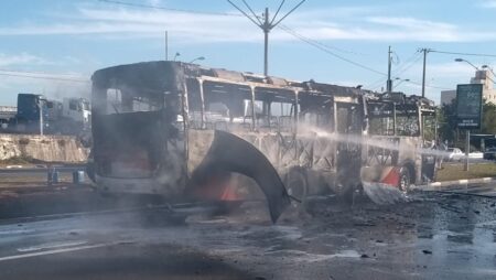 Ônibus pega fogo em Avenida de Campinas