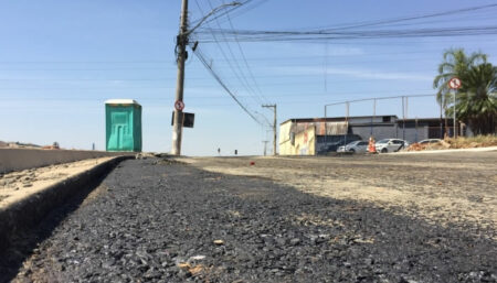 Motoristas devem ficar atentos aos desvios para obra da Estrada Sabina Baptista de Camargo