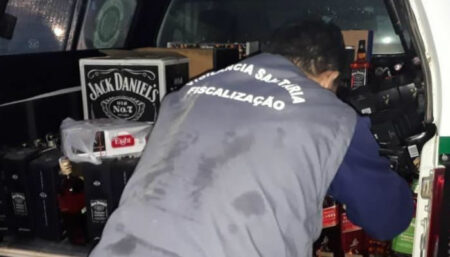 Vigilância Sanitária autua comércio por venda de bebida clandestina e suspeita de falsificação