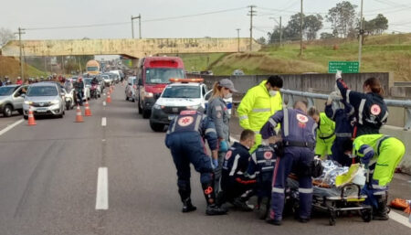 Acidente na SP101 deixa motociclista gravemente ferido