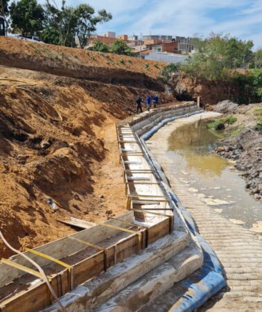 Avança a construção de muro de contenção no viário do Pq. Santa Fé