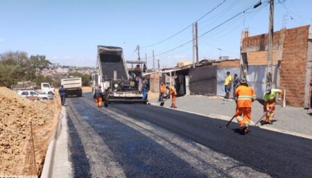 Trecho de rua recém-construído ao lado do afluente do Jacuba na Vila Real é asfaltado