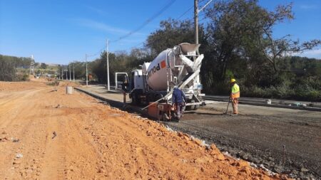 Trecho em duplicação da Estrada Sabina Baptista próximo ao Novo Paço ganha guias e sarjetas