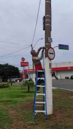 Prefeitura de Hortolândia faz troca e manutenção de placas de trânsito
