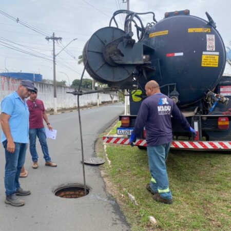 Prefeitura prossegue com limpeza das redes de esgoto e de águas pluviais na cidade