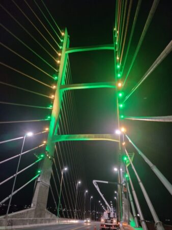 Ponte da Esperança é iluminada de verde e amarelo para homenagear Independência do Brasil