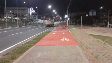Pintura de ciclovia da Avenida Olívio Franceschini é reforçada