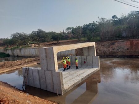Ribeirão Jacuba ganha aduelas ao cruzar com Estrada Sabina Baptista, próximo ao Pq. Remanso das Águas