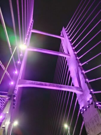 Apoio à campanha da Fibrose Cística ilumina de roxo a Ponte da Esperança