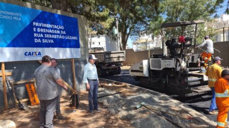 Rua Sebastião Lázaro da Silva, na região do Rosolém, é asfaltada pela Prefeitura