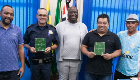 Associação dos Atletas entrega troféu para Secretário de Segurança Pública