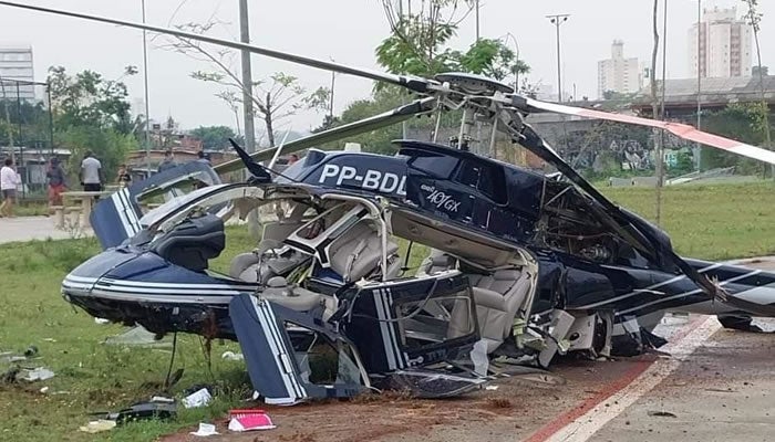 Helicoptero cai em parque na Zona Sul de Sao Paulo