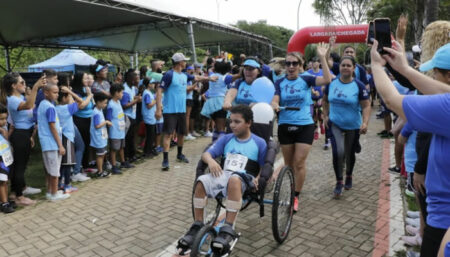 1ª Corrida Kids integra PCD e celebra Dia da Criança com entrega de brinquedo