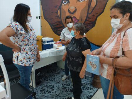Prefeitura vacina 150 pessoas contra COVID-19 no Shopping Hortolândia