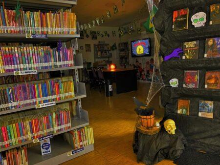 Biblioteca Municipal de Hortolândia recebe decoração especial de Halloween