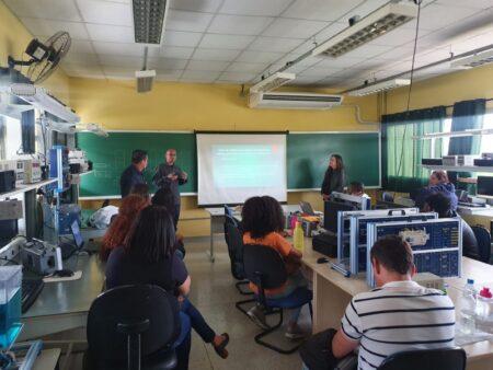 Professores municipais apresentam trabalho sobre robótica durante Semana Nacional de Ciência e Tecnologia