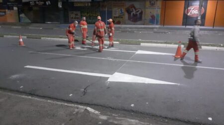 Avenida Brasil recebe sinalização de solo durante a madrugada