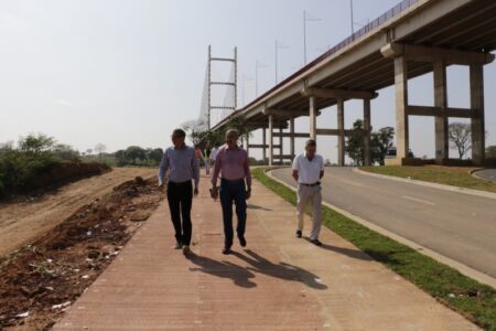 Prefeito vistoria canteiro de obras do Superviário