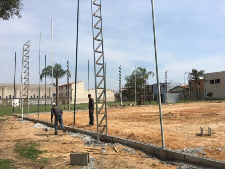 Iniciada a instalação do alambrado para cercar o campo society do Jd. Nova América