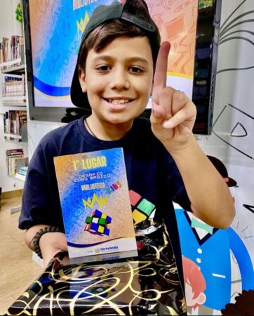 Biblioteca Municipal de Hortolândia premia os 3 primeiros colocados do Torneio de Cubo Mágico