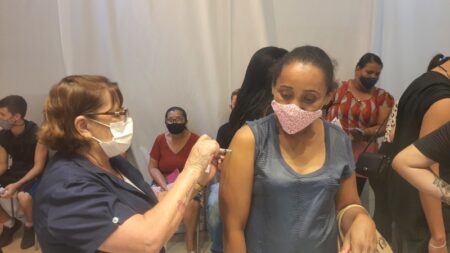 Prefeitura realiza vacinação contra COVID-19 no Shopping Hortolândia