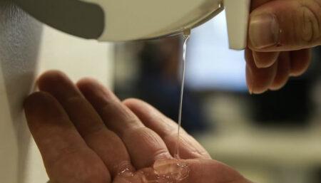Anvisa libera venda de álcool 70% na forma líquida