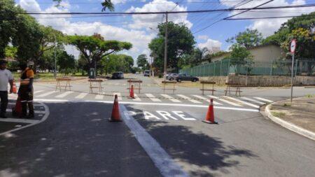 Novas adaptações para a segurança viária são realizadas pela Prefeitura em frente ao OAPE