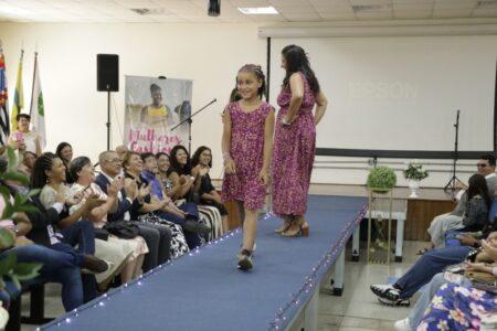Desfile de moda customizada marca formatura de coletivo de mulheres empreendedoras em Hortolândia