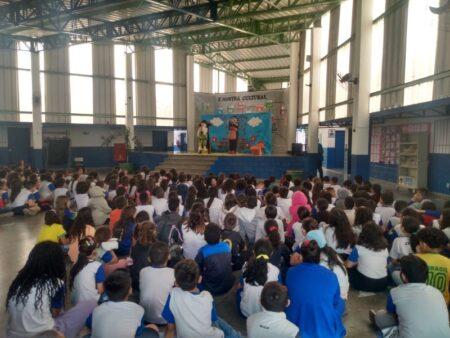 Crianças da rede municipal de ensino de Hortolândia assistem à peça sobre a diversidade racial
