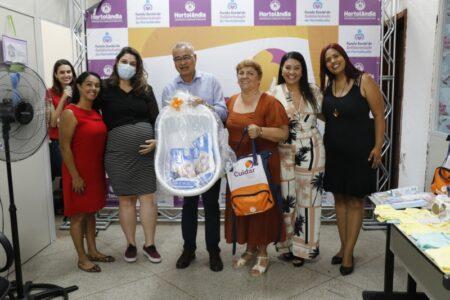 Gestantes das regiões do Novo Ângulo e Amanda recebem kits maternidade