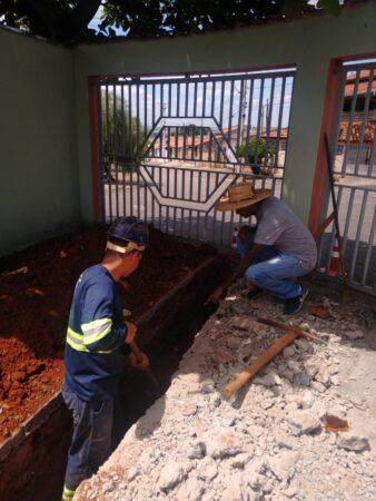 Instalação de redes coletoras de esgoto em vielas sanitárias é intensificada na Vila Real