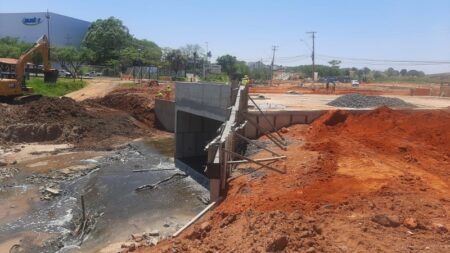 Empresa constrói muro de ala na ponte sobre o Ribeirão Jacuba no Parque dos Pinheiros