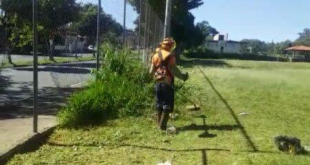 Poda do mato e limpeza segue intensificada nos espaços esportivos de Hortolândia